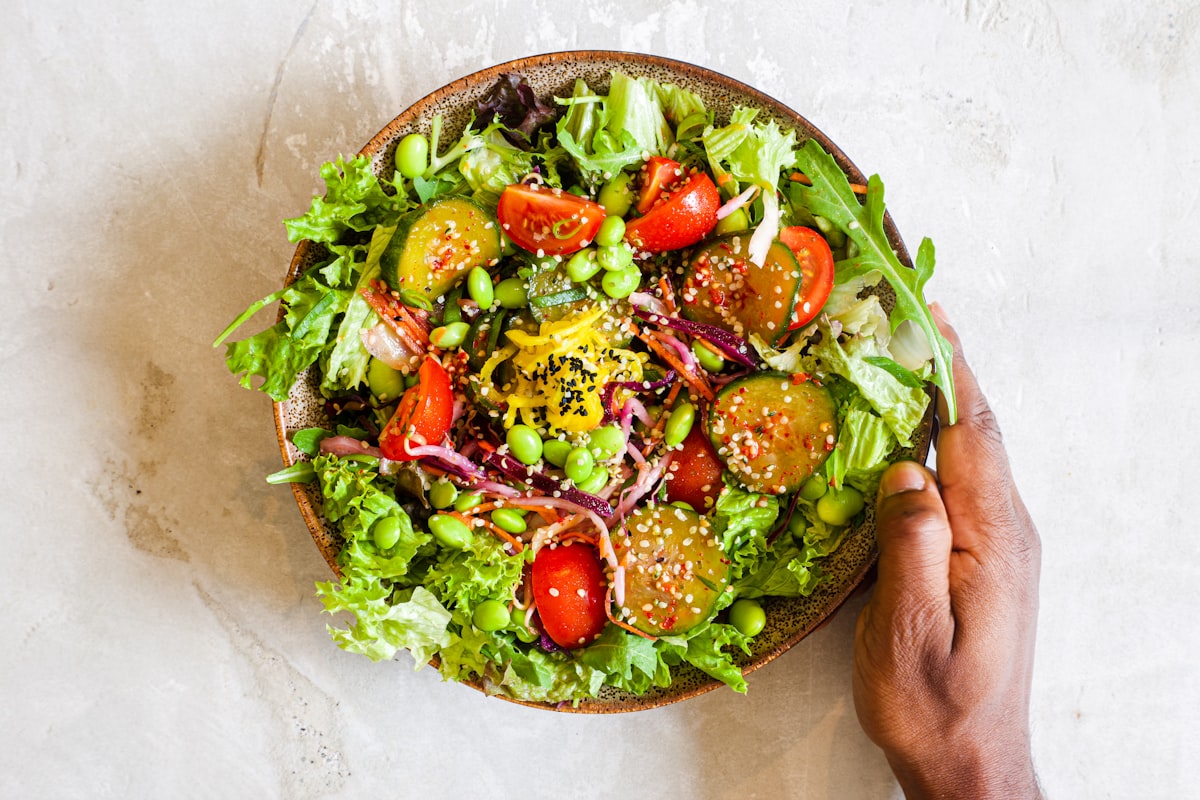 Salad sayuran segar dengan dressing organik