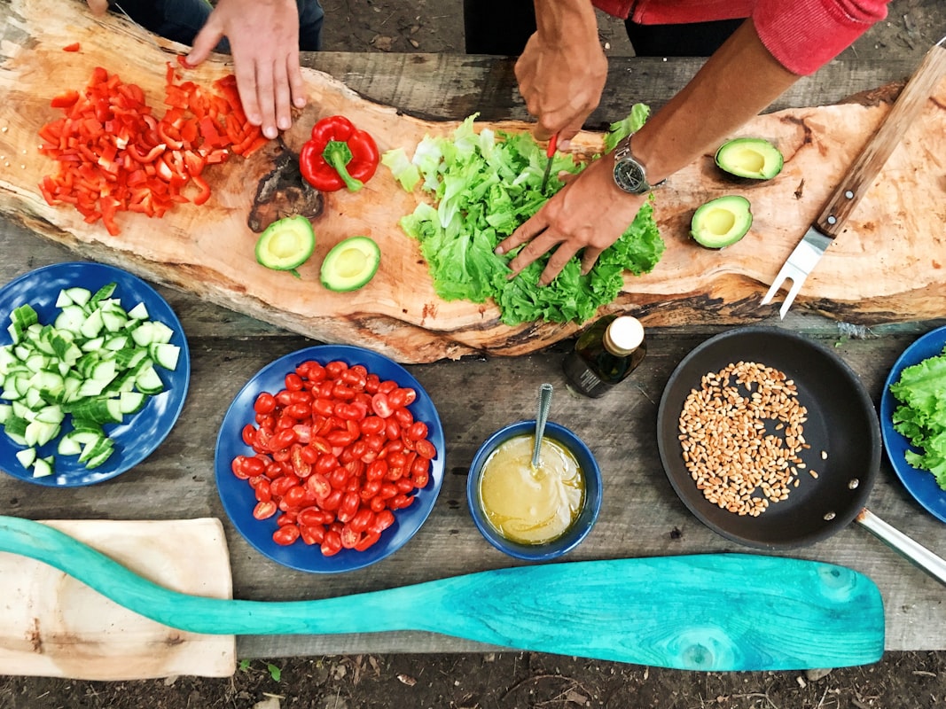 Persiapan bahan makanan sehat di dapur modern
